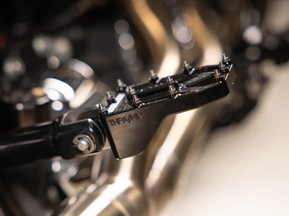 Thrashin Supply TS-TSC-2022-1-SR Aggressor Rear Passenger Footpegs Black for Harley-Davidson Softail 18-Up - Image 2